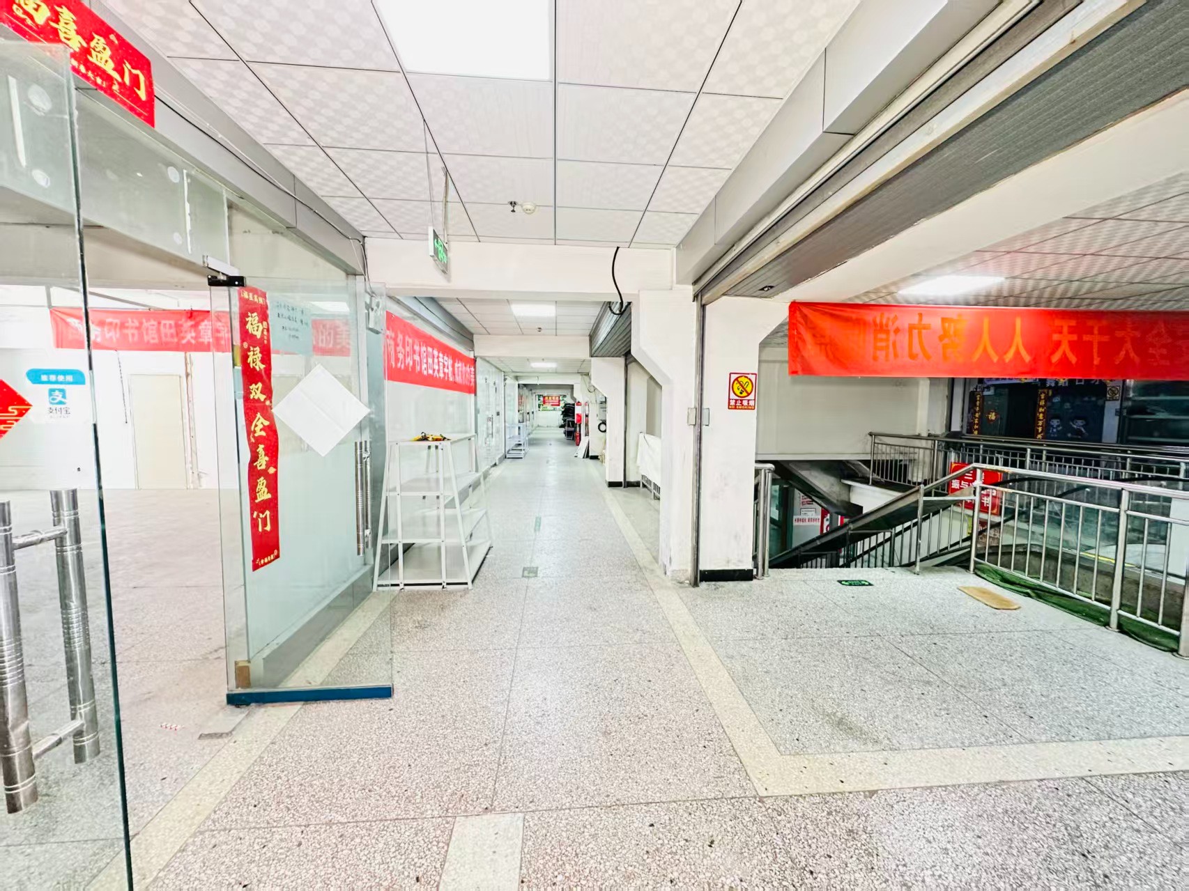 凯旋东路引入人工智能技术应用场景，推动AI与商业、零售、电商、企业服务等领域融合发展。